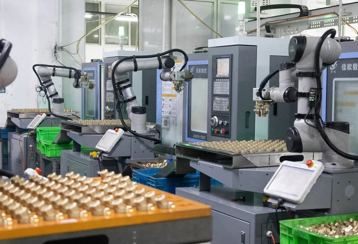 《机加工老板别愁！员工放假没人干，协作机械手试用上线！》